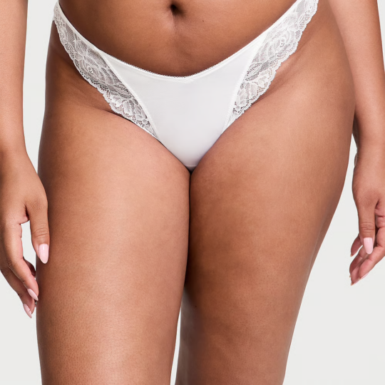 Tanga échancré bordé de dentelle rose