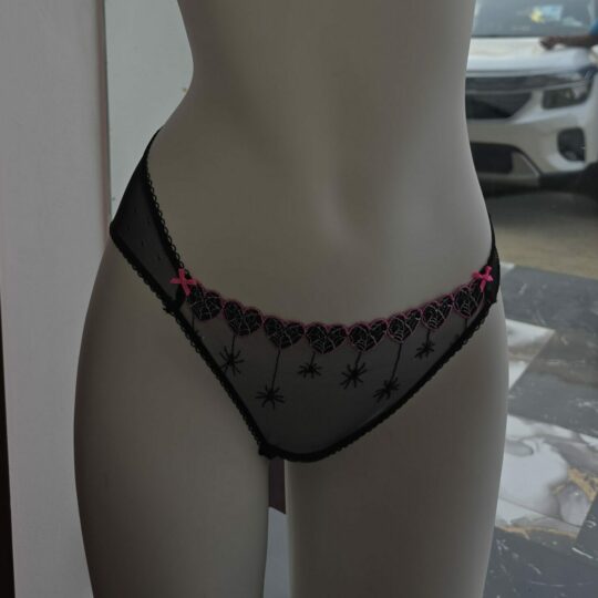 Dentelle transparent coeur rose noir