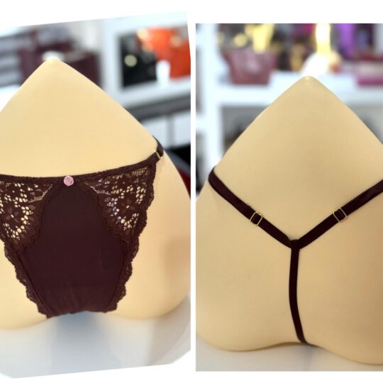 String phasé avec dentelle sur les bords