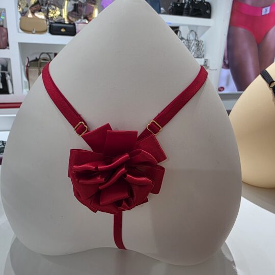 String noeud touffe arriere rouge